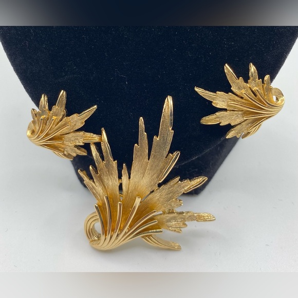 Crown Trifari Signed Leaf Pendant/Brooch & Clip On Earrings SET 50’s Vintage - Picture 7 of 12